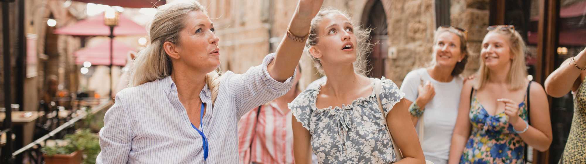 2 femmes cherchant une adresse dans un village