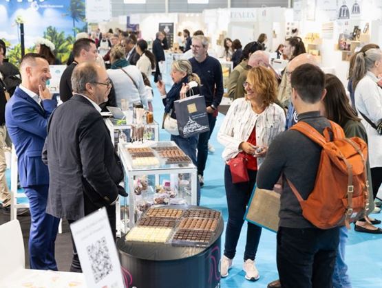 Vue d'un stand de chocolats lors du salon Gourmet Selection, avec visiteurs et exposants échangeant autour des produits