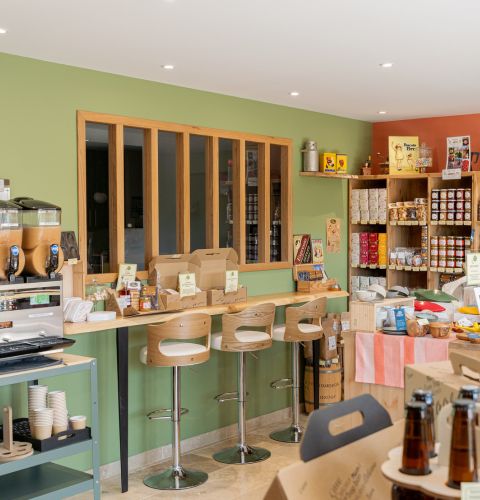 Welcoming space of L'Épicerie d'Émilie highlighting fresh products and carefully selected gourmet specialties.