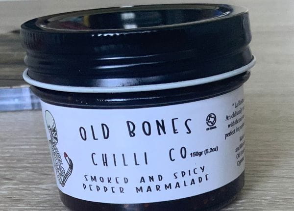 Pot de marmelade de piment fumé et épicé de la marque Old Bones Chili Co.