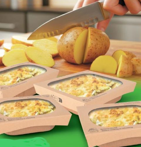 Plats gratinés en barquettes avec pommes de terre découpées au couteau sur une planche.