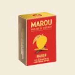 Boîte rouge et jaune de chocolat Marou Ananas, présentée sur fond beige minimaliste.